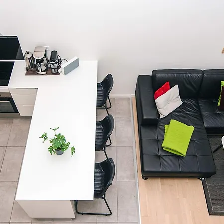 Iv Apartment *